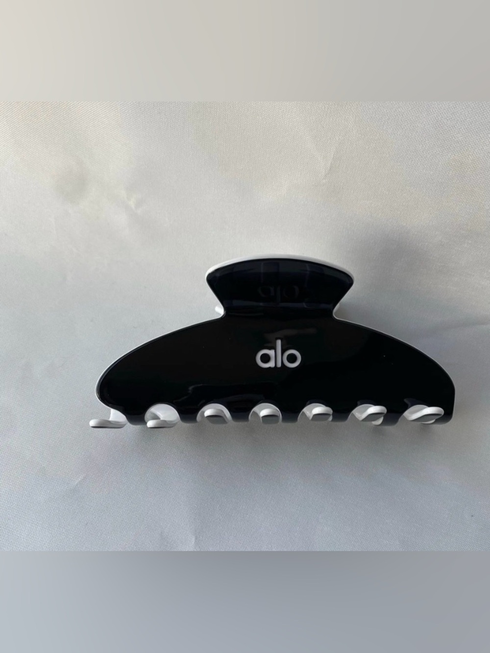 ALO Yoga Black Gloss Hair Claw Clip with Logo - Picture 3 of 3